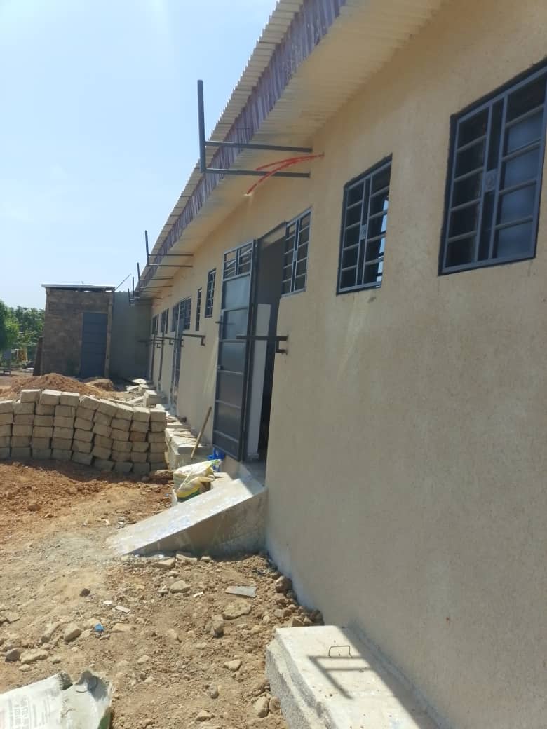 CHAMBRE SALON, DOUCHE, CUISINE. 